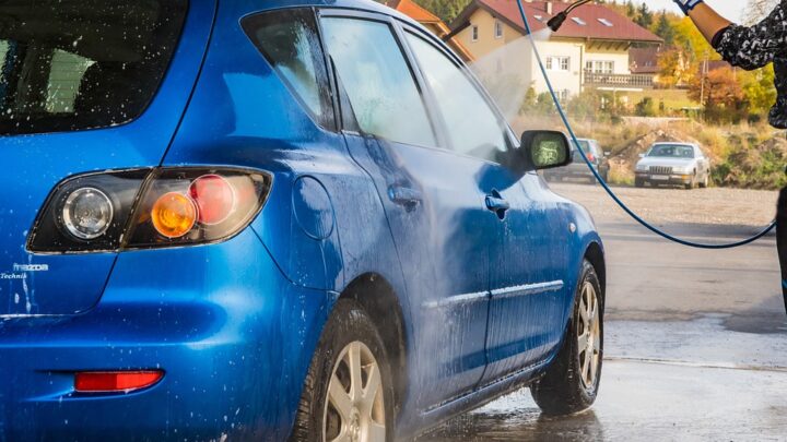 Auto Waschen vor der Garage – wie sollte man vorgehen?