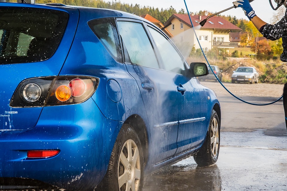 Auto Waschen vor der Garage – wie sollte man vorgehen?